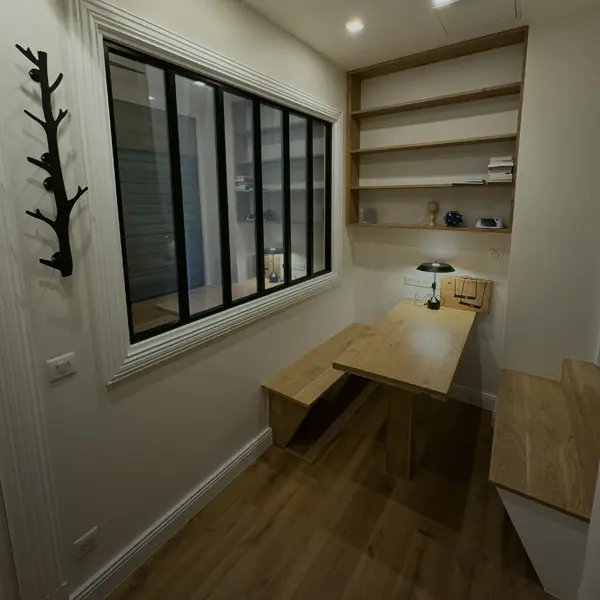 Un bureau avec deux bancs en bois