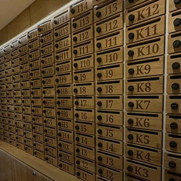 Des boîtes aux lettres en bois avec un chiffre gravé